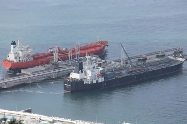 Imagen de archivo de dos petroleros químicos con bandera panameña durante una descarga en el puerto de Bilbao.