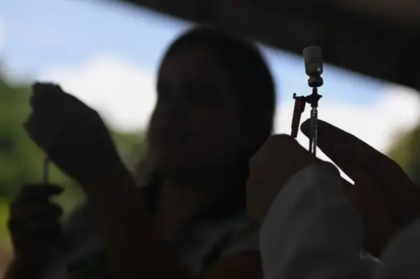Fotografía de archivo de una profesional de salud que prepara una dosis de la vacuna contra el dengue en Brasil.