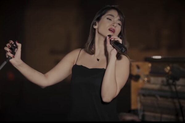 cantante Parastoo Ahmadi