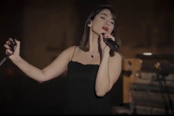 cantante Parastoo Ahmadi