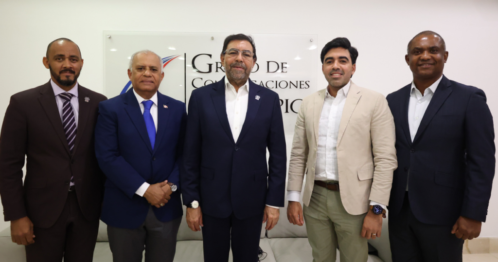 Juan Francisco Saldaña, director de Planificación para el Desarrollo Institucional; Carlos Javier, encargado de la Unidad Ejecutora de la Presa Montegrande; Olmedo Caba Romano, director ejecutivo del Instituto Nacional de Recursos Hidráulicos (INDRHI), y Juan Fulvio Ureña, asesor en Gestión Ambiental; y Juan Carlos Nova, director de Operaciones y Conservación de Sistemas de Riego.