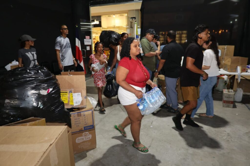Personas donando por el terremoto en Venezuela
