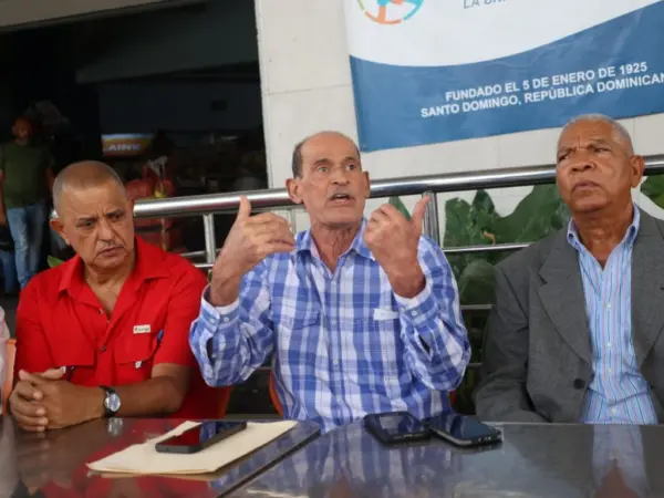 Comerciantes piden por igual que los favorezcan con pequeños préstamos porque están desapareciendo. FOTO Arlenes Castillo.