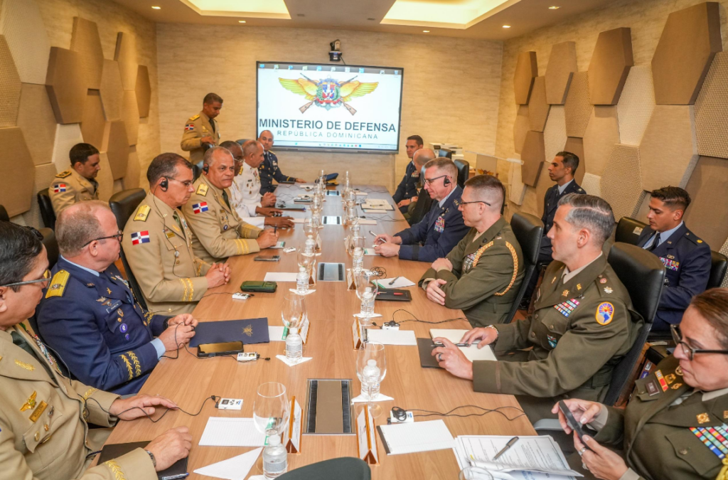 Ministro de Defensa se reúne con delegación del Comando Sur de EE. UU.