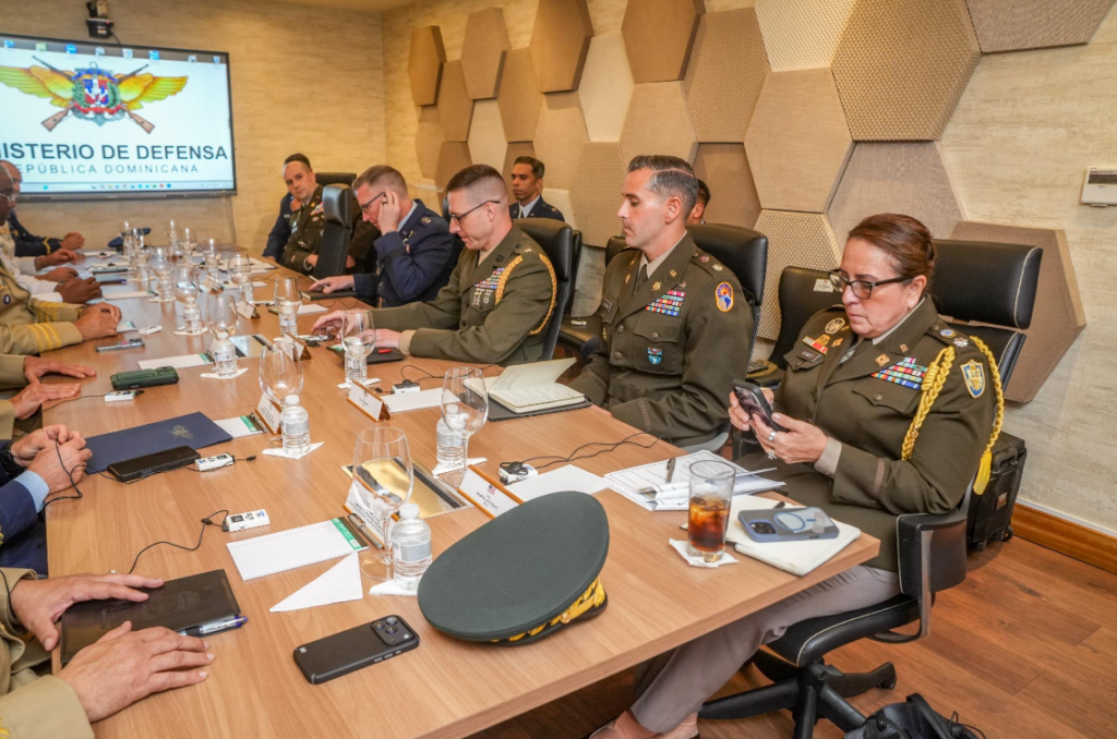 Ministro de Defensa se reúne con delegación del Comando Sur de EE. UU.