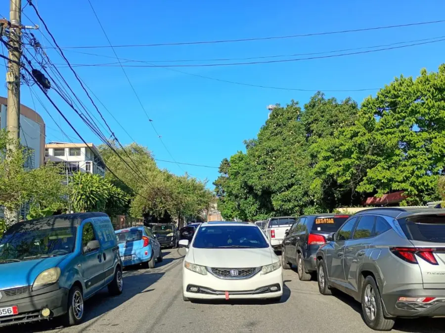 Hasta los fines de semanas las calles están reducidas a uno y dos carriles incluso áreas residenciales como la Zona Colonial y Costa Verde.
