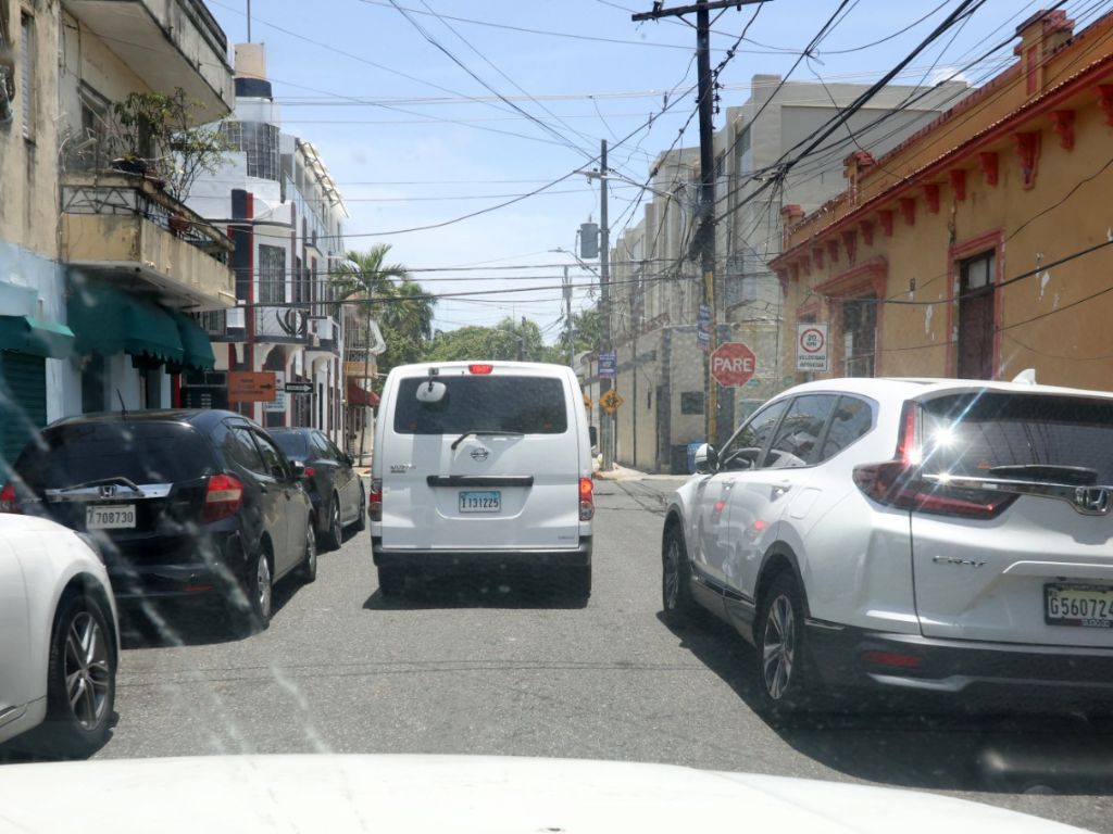Doble parqueo en el Gran Santo Domingo: una práctica que agrava el tránsito