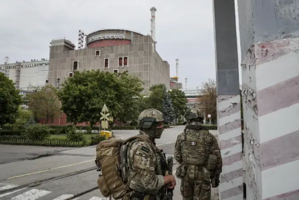 . Militares rusos de guardia en el territorio de la central nuclear de Zaporiyia en Enerhodar,EFE
