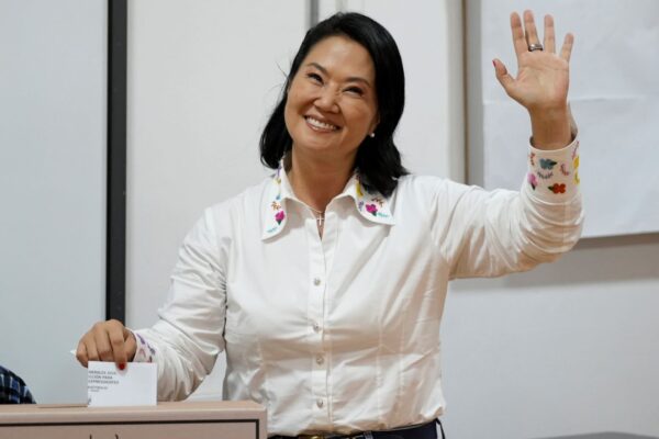 Keiko Fujimori se mantiene ganadora con ligera ventaja.