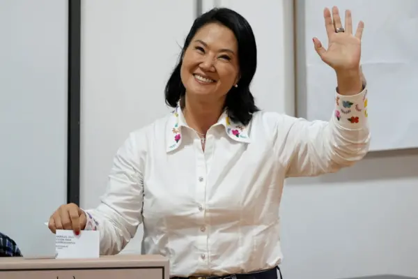 Keiko Fujimori se mantiene ganadora con ligera ventaja.