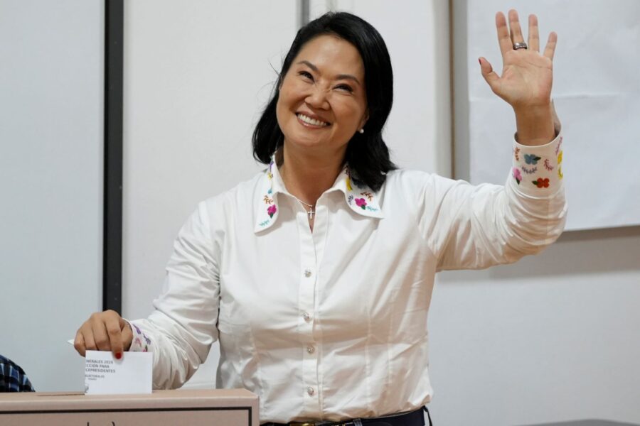 Keiko Fujimori se mantiene ganadora con ligera ventaja.