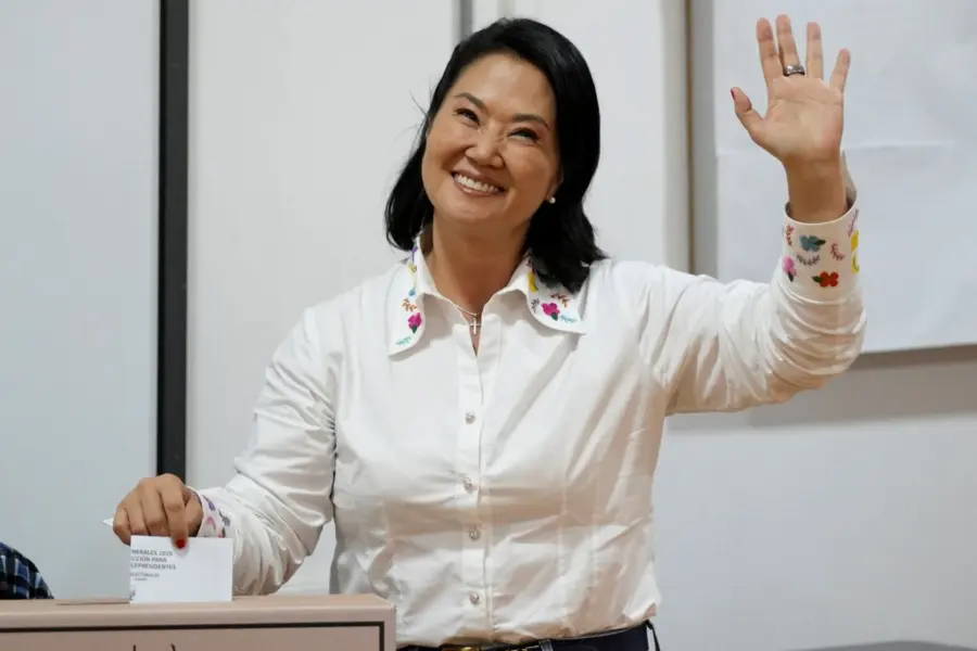 Keiko Fujimori se mantiene ganadora con ligera ventaja.