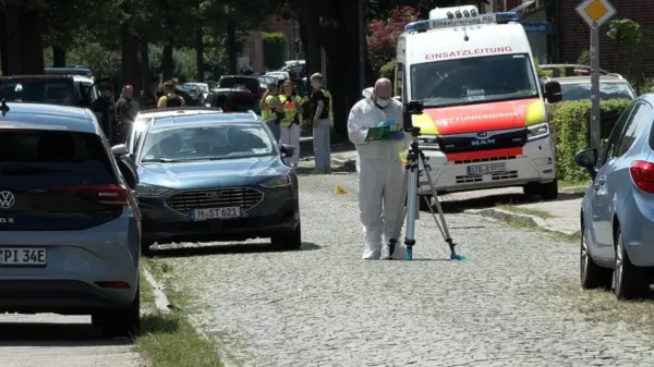 Los servicios de emergencia y los agentes de policía trabajan en el lugar de los hechos tras un tiroteo ocurrido en un centro de apoyo a jóvenes en Stade, Alemania.
