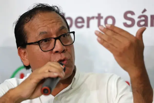El candidato izquierdista a la presidencia de Perú, Roberto Sánchez, habla en una rueda de prensa, en Lima