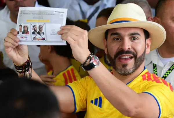El candidato presidencial colombiano del movimiento Defensores de la Patria, Abelardo de la Espriella, muestra su papeleta de votación mientras emite su voto en un colegio electoral. Fuente externa