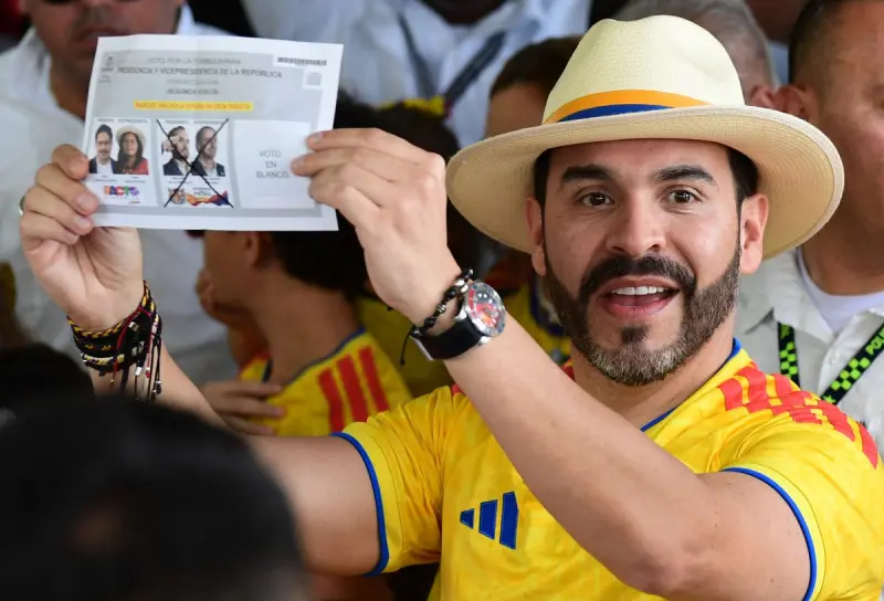 El candidato presidencial colombiano del movimiento Defensores de la Patria, Abelardo de la Espriella, muestra su papeleta de votación mientras emite su voto en un colegio electoral. Fuente externa
