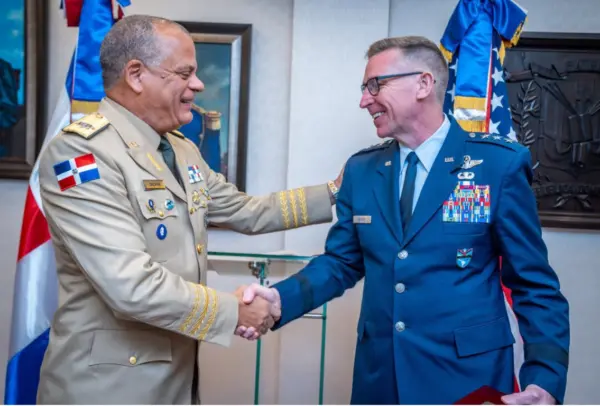 El ministro de Defensa, Carlos Antonio Fernández Onofre, y el subcomandante, Evan Pettus