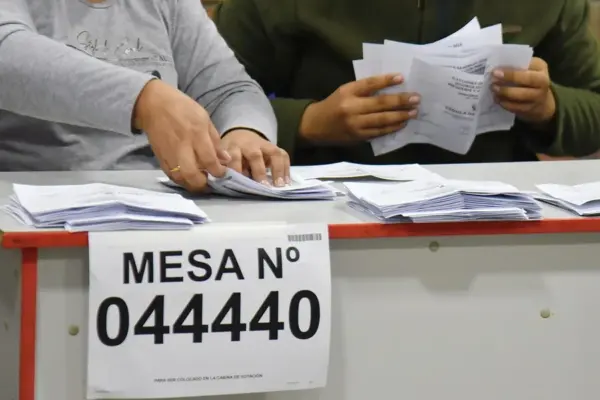 Jurados de votación realizan el escrutinio y conteo de votos de la segunda vuelta de las elecciones presidenciales de Perú, el 7 de junio de 2026, en Lima (Perú). EFE