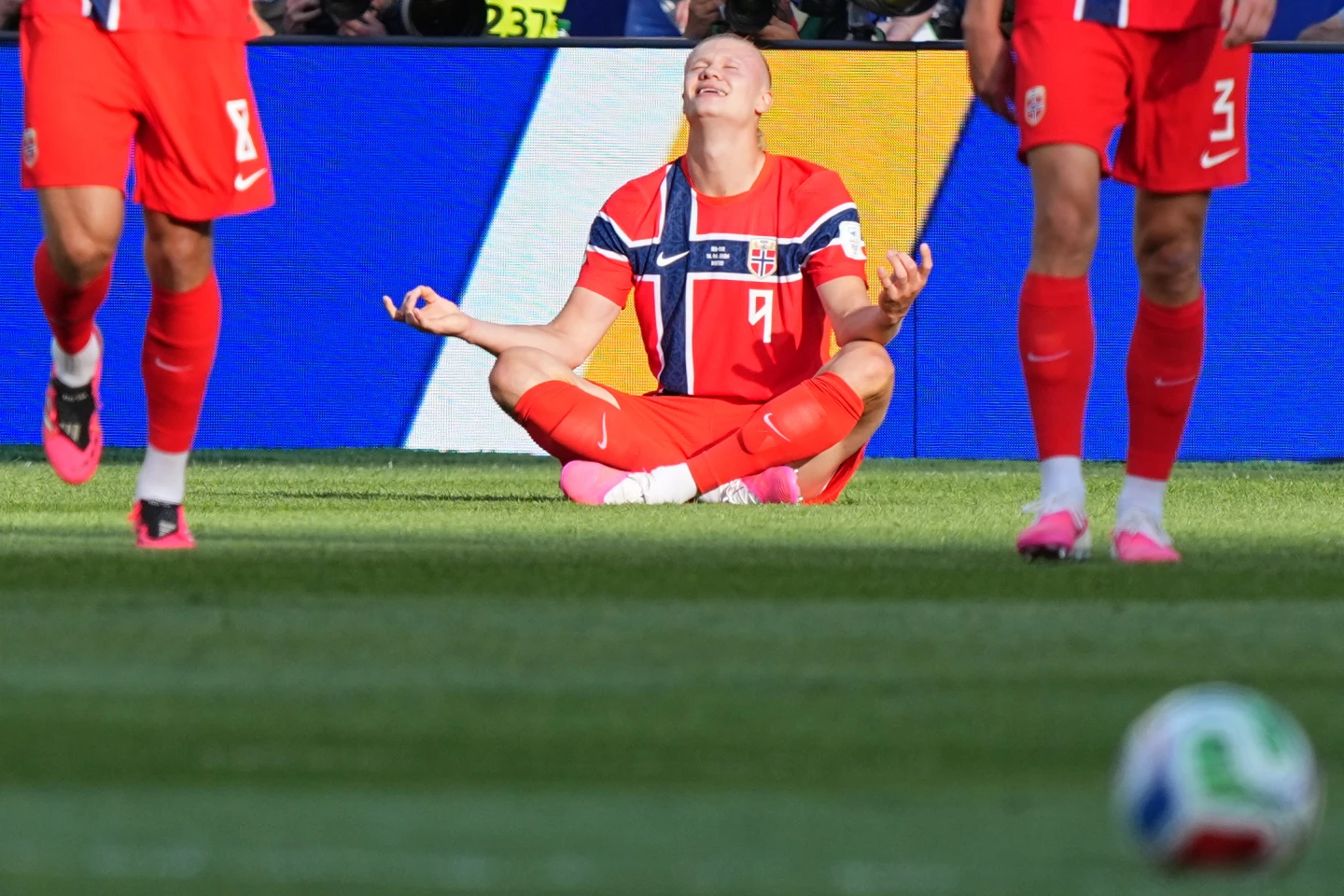 Erling Haaland anota dos goles en su debut en el Mundial y Noruega vence a Irak 4-1