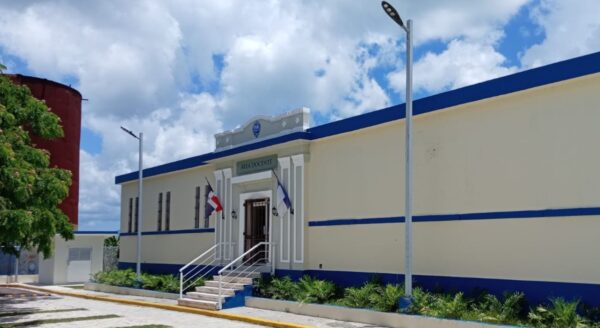 Al fondo el “tanque” del viejo acueducto, abandonado por INAPA, y en primer plano el área docente de la UASD-Seibo.