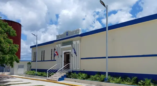 Al fondo el “tanque” del viejo acueducto, abandonado por INAPA, y en primer plano el área docente de la UASD-Seibo.