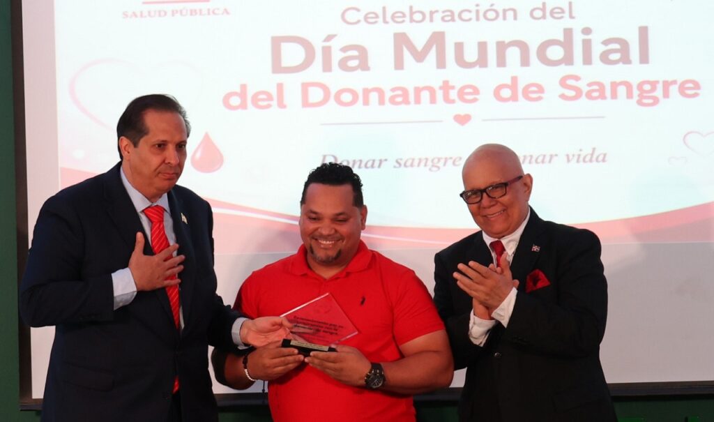 Fernando Pérez Popoters recibió el reconocimiento como donante del año con un total de cuatro donaciones.