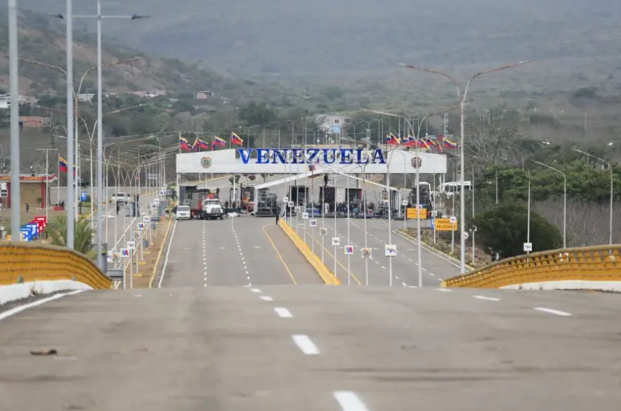 Fotografía de archivo del ingreso a Venezuela en el puente internacional Atanasio Girardot en Cúcuta (Colombia). EFE/ Carlos Ortega