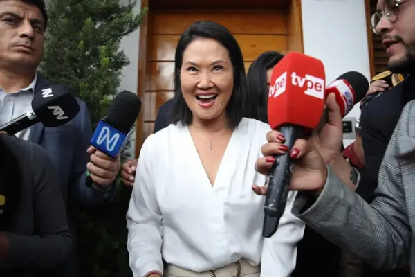 La candidata derechista a la Presidencia de Perú, Keiko Fujimori (c), en una fotografía de archivo. EFE