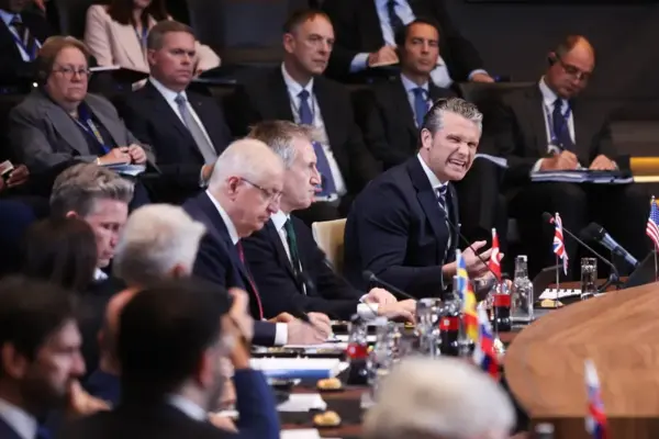 El secretario de Guerra de EE.UU. Pete Hegseth, interviene en la reunión de ministros de Defensa de la OTAN que se celebra este jueves en Bruselas.
