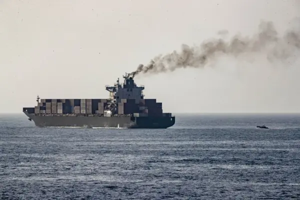 Imagen de archivo difundida por la CENTCOM que muestra un buque comercial con bandera iraní abordado por EE.UU. en el mar de Oman el pasado mes de abril.