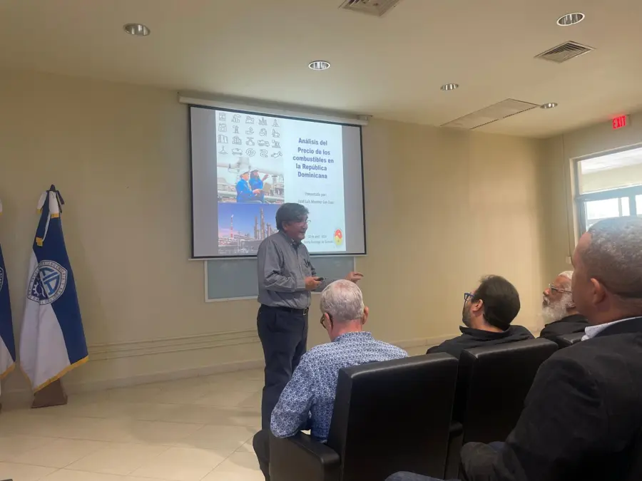 José Luis Moreno en la presentación del Análisis de Precios de los Combustibles en la UASD.