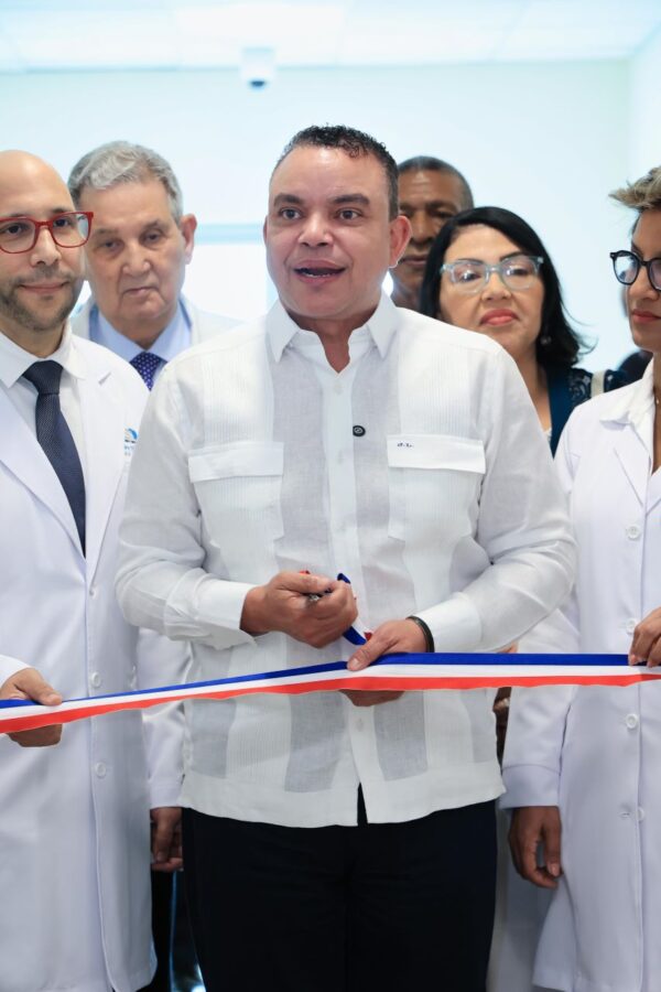 El director ejecutivo del SNS, doctor Julio Landrón
