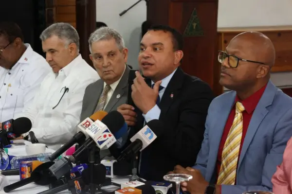 Julio Landrón, director del SNS y presidente del CMD, Luis Peña Núñez, junto a otros directores.