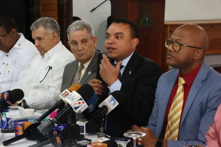 Julio Landrón, director del SNS y presidente del CMD, Luis Peña Núñez, junto a otros directores.
