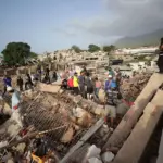 La Guaira colapsa entre la gente que llegó a apoyar y el desespero por ayuda de los afectados por los terremotos
