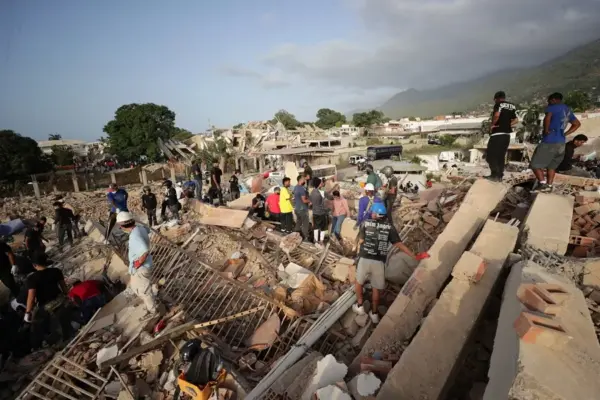 Personas realizan labores de búsqueda en una zona afectada por los terremotos, en La Guaira (Venezuela). EFE