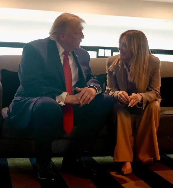 La primera ministra de Italia, Giorgia Meloni, y el presidente de Estados Unidos, Donald Trump, el pasado miércoles en Évian, Francia, en la cumbre del G7. EFE