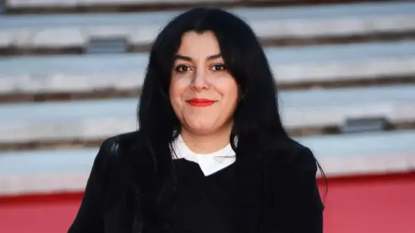 La autora franco-iraní alcanzó reconocimiento internacional con "Persépolis", una serie de novelas gráficas y autobiográficas en las que narra su infancia durante la Revolución Islámica de 1979.