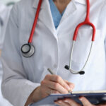 Médicos no podrán emitir certificados médicos sin consultar al paciente