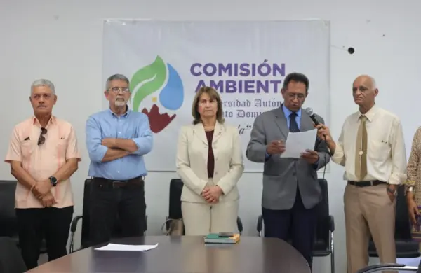 Miembros de la Plataforma San Cristobal y la Comision Ambiental de la Universidad Autonomad de Santo Domingo (CAUASD) durante denuncia contra empresa minera