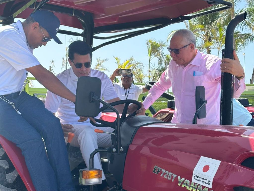 Turismo entrega equipos por RD$128 millones para reforzar limpieza de playas y enfrentar impacto del sargazo