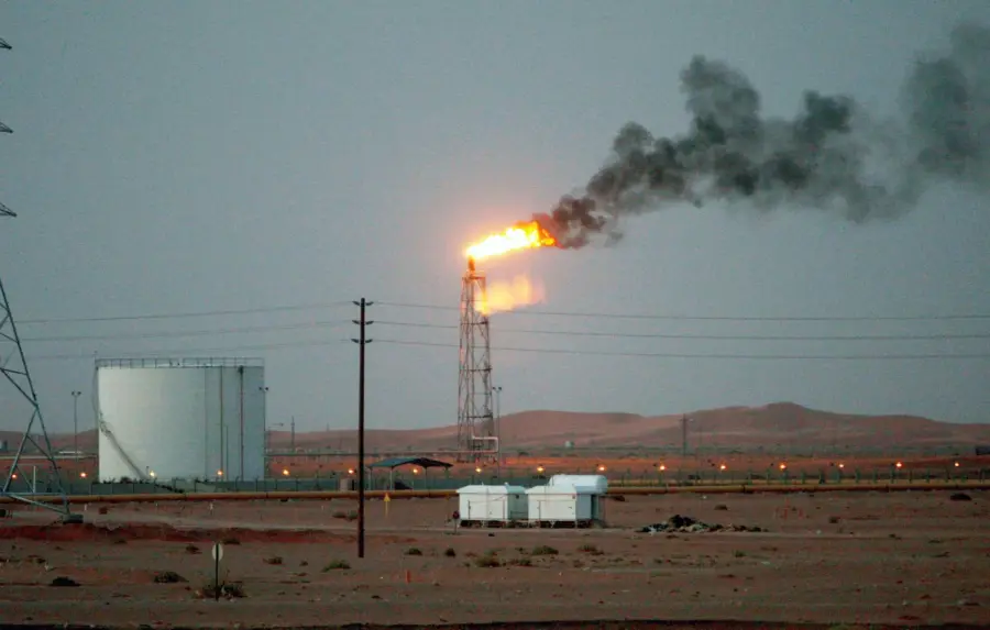 Imagen de archivo de una llama de gas detrás de oleoductos en el desierto en Arabia Saudí, 23 de junio de 2008.EPA/ALI HAIDER