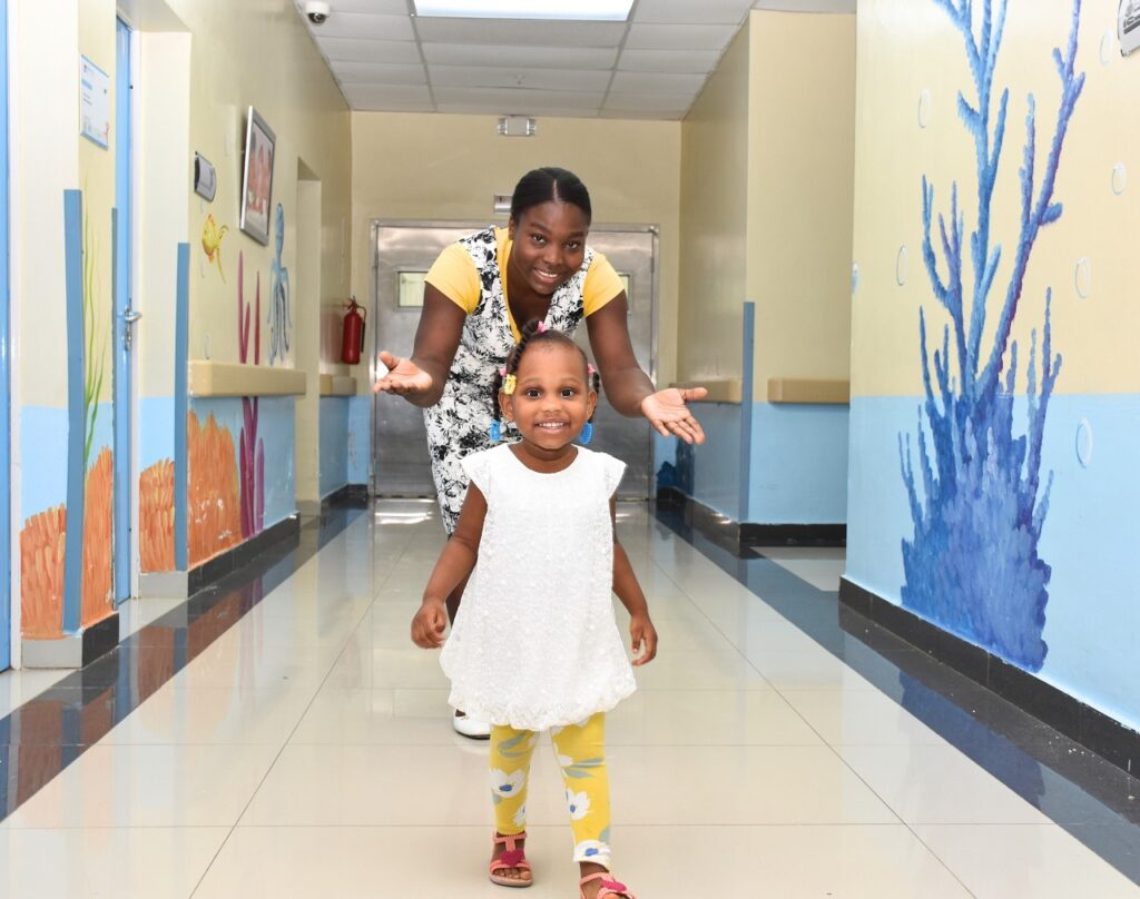 Niña caminando luego de ser intervenida por pie equinovaro en el hospital pediátrico de Santo Domingo Norte.