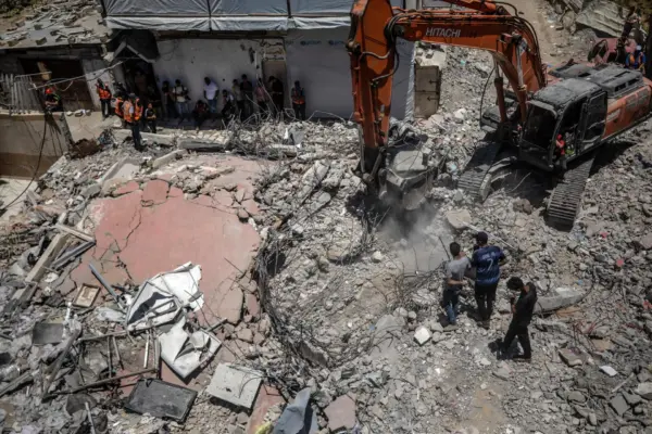 Equipos de protección civil palestinos trabajan en la recuperación de cadáveres en los recientes ataques israelíes en la ciudad de Gaza, el 27 de junio de 2026. EFE