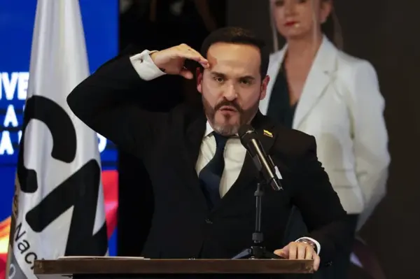 Abelardo de la Espriella habla tras recibir su credencial como presidente electo de Colombia, en Bogotá (Colombia).