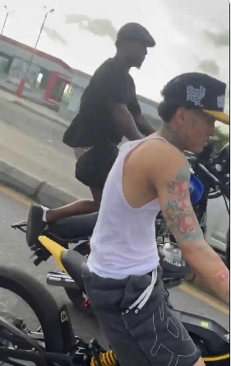 Onguito Wa captado en video junto a motoristas que realizaban manejo temerario en el puente de la 17