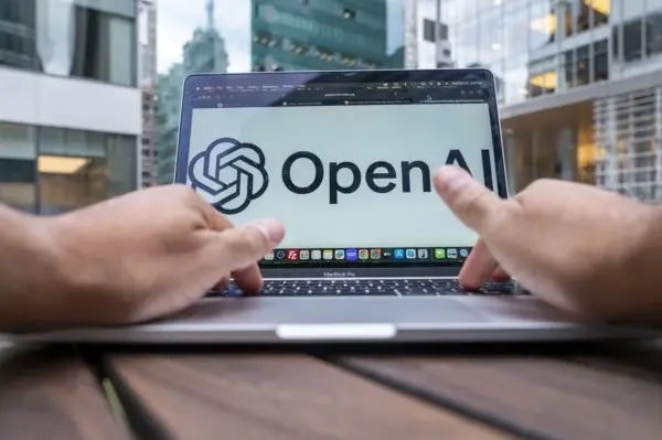 Una persona revisa su computador con el logo de OpenAI en Nueva York, EE.UU., en una fotografía de archivo.