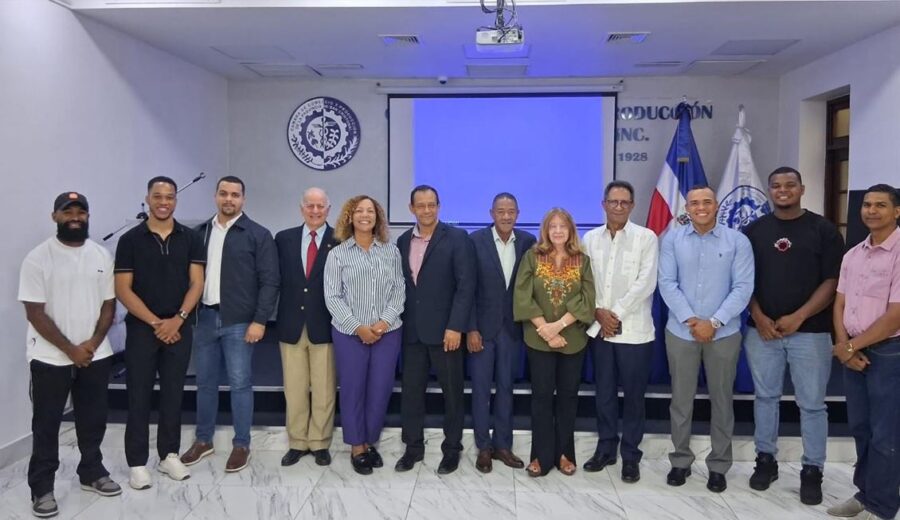 Parte del Comité Organizador de la celebración del  primer centenario del municipio Los Cacaos, de la provincia San Cristóbal.