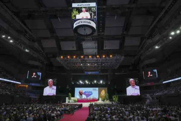 El papa León XIV preside el encuentro 'Tejer redes con el mundo de la cultura, la educación, la empresa y el deporte", en el Movistar Arena de Madrid. EFE