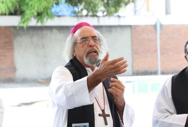Padre Rogelio Cruz en mis por el victimas jet set